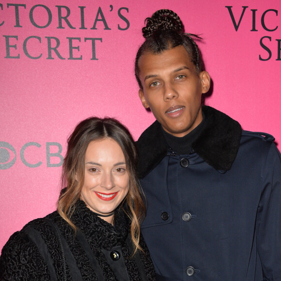 Le chanteur Stromae et sa femme Coralie Barbier lors du photocall du Victoria's Secret Fashion 2016 au Grand Palais à Paris, France, le 30novembre 2016. © BOV/Bestimage