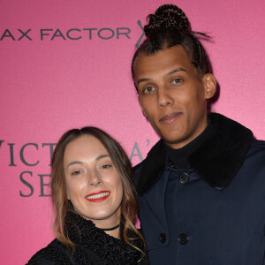 Le chanteur Stromae et sa femme Coralie Barbier lors du photocall du Victoria's Secret Fashion 2016 au Grand Palais à Paris, France, le 30novembre 2016. © BOV/Bestimage