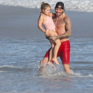 Exclusif - David Beckham et ses enfants Brooklyn, Romeo, Cruz et Harper profitent d'un après-midi ensoleillé à la plage. Malibu, le 22 octobre 2017.