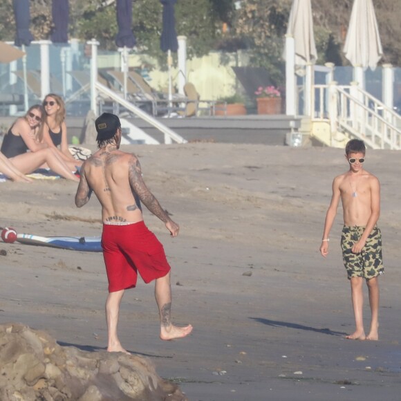 Exclusif - David Beckham et ses enfants Brooklyn, Romeo, Cruz et Harper profitent d'un après-midi ensoleillé à la plage. Malibu, le 22 octobre 2017.
