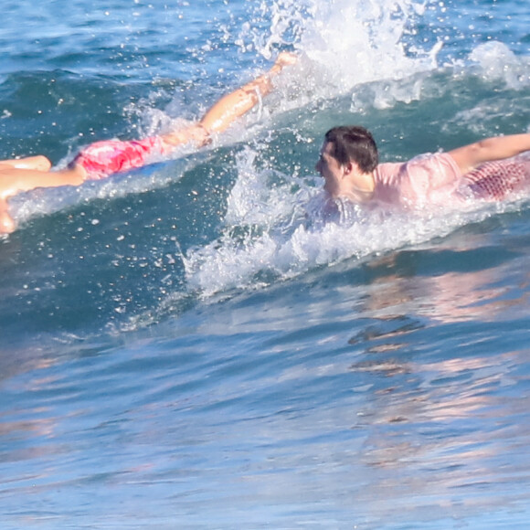 Exclusif - David Beckham et ses enfants Brooklyn, Romeo, Cruz et Harper profitent d'un après-midi ensoleillé à la plage. Malibu, le 22 octobre 2017.