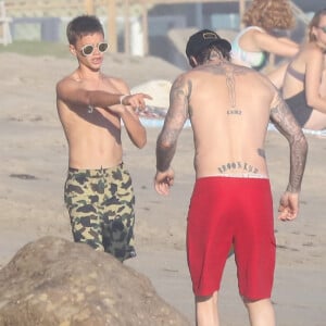 Exclusif - David Beckham et ses enfants Brooklyn, Romeo, Cruz et Harper profitent d'un après-midi ensoleillé à la plage. Malibu, le 22 octobre 2017.