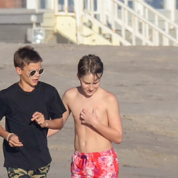 Exclusif - David Beckham et ses enfants Brooklyn, Romeo, Cruz et Harper profitent d'un après-midi ensoleillé à la plage. Malibu, le 22 octobre 2017.