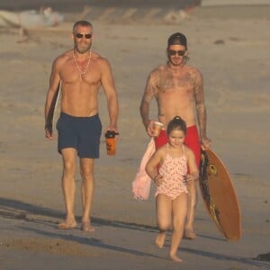 Exclusif - David Beckham et ses enfants Brooklyn, Romeo, Cruz et Harper profitent d'un après-midi ensoleillé à la plage. Malibu, le 22 octobre 2017.