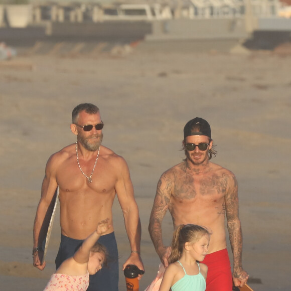 Exclusif - David Beckham et ses enfants Brooklyn, Romeo, Cruz et Harper profitent d'un après-midi ensoleillé à la plage. Malibu, le 22 octobre 2017.