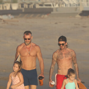 Exclusif - David Beckham et ses enfants Brooklyn, Romeo, Cruz et Harper profitent d'un après-midi ensoleillé à la plage. Malibu, le 22 octobre 2017.