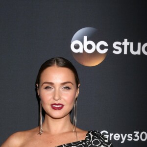 Camilla Luddington - Les stars de "Grey's Anatomy" réunis pour fêter la diffusion du 300e épisode de la série au restaurant TAO à Hollywood, le 5 novembre 2017.