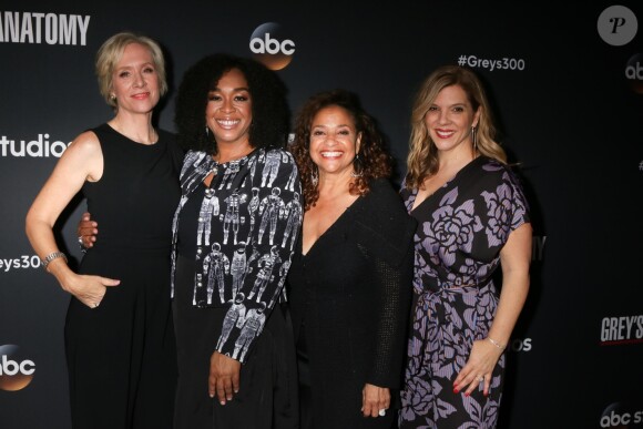 Betsy Beers, Shonda Rhimes, Debbie Allen, Krista Vernoff - Les stars de "Grey's Anatomy" réunis pour fêter la diffusion du 300e épisode de la série au restaurant TAO à Hollywood, le 5 novembre 2017.