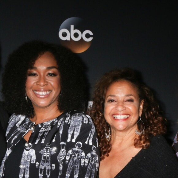 Betsy Beers, Shonda Rhimes, Debbie Allen, Krista Vernoff - Les stars de "Grey's Anatomy" réunis pour fêter la diffusion du 300e épisode de la série au restaurant TAO à Hollywood, le 5 novembre 2017.