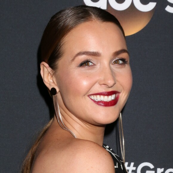 Camilla Luddington - Les stars de "Grey's Anatomy" réunis pour fêter la diffusion du 300e épisode de la série au restaurant TAO à Hollywood, le 5 novembre 2017.