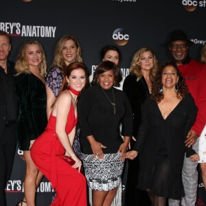 Chandra Wilson, Camilla Luddington, Ellen Pompeo, James Pickens, Jr., Kelly McCreary, Justin Chamber... Les stars de "Grey's Anatomy" réunis pour fêter la diffusion du 300e épisode de la série au restaurant TAO à Hollywood, le 5 novembre 2017.