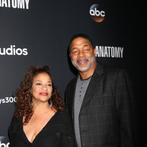 Debbie Allen et Norm Nixon - Les stars de "Grey's Anatomy" réunis pour fêter la diffusion du 300e épisode de la série au restaurant TAO à Hollywood, le 5 novembre 2017.