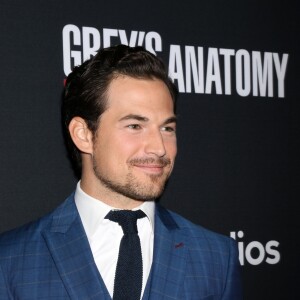 Giacomo Gianniotti - Les stars de "Grey's Anatomy" réunis pour fêter la diffusion du 300e épisode de la série au restaurant TAO à Hollywood, le 5 novembre 2017.