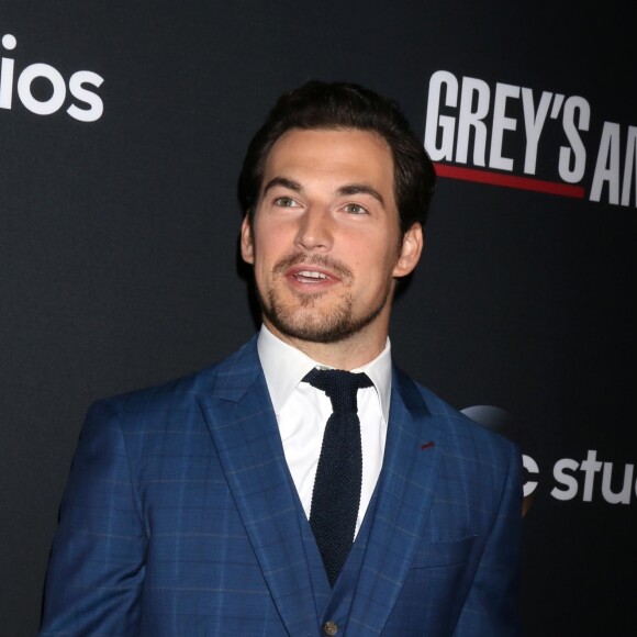 Giacomo Gianniotti - Les stars de "Grey's Anatomy" réunis pour fêter la diffusion du 300e épisode de la série au restaurant TAO à Hollywood, le 5 novembre 2017.