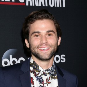 Jake Borelli - Les stars de "Grey's Anatomy" réunis pour fêter la diffusion du 300e épisode de la série au restaurant TAO à Hollywood, le 5 novembre 2017.