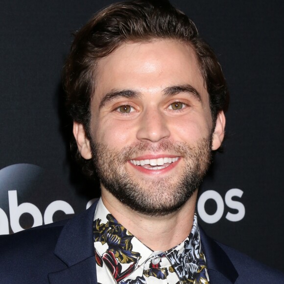 Jake Borelli - Les stars de "Grey's Anatomy" réunis pour fêter la diffusion du 300e épisode de la série au restaurant TAO à Hollywood, le 5 novembre 2017.