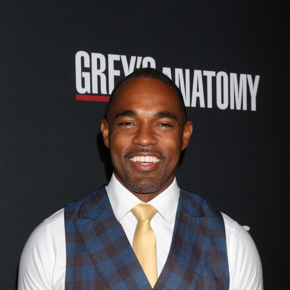 Jason George - Les stars de "Grey's Anatomy" réunis pour fêter la diffusion du 300e épisode de la série au restaurant TAO à Hollywood, le 5 novembre 2017.