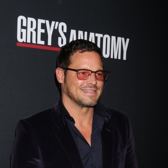 Justin Chambers - Les stars de "Grey's Anatomy" réunis pour fêter la diffusion du 300e épisode de la série au restaurant TAO à Hollywood, le 5 novembre 2017.