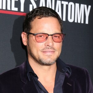 Justin Chambers - Les stars de "Grey's Anatomy" réunis pour fêter la diffusion du 300e épisode de la série au restaurant TAO à Hollywood, le 5 novembre 2017.