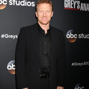 Kevin McKidd - Les stars de "Grey's Anatomy" réunis pour fêter la diffusion du 300e épisode de la série au restaurant TAO à Hollywood, le 5 novembre 2017.