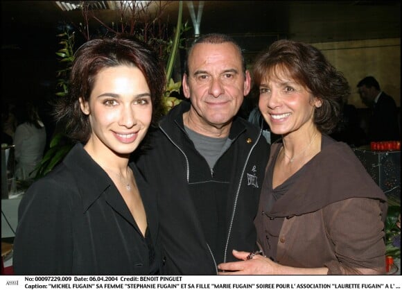 Michel et Stéphanie Fugain avec leur fille Marie réunis pour l'association Laurette Fugain à Paris, le 6 avril 2004.
