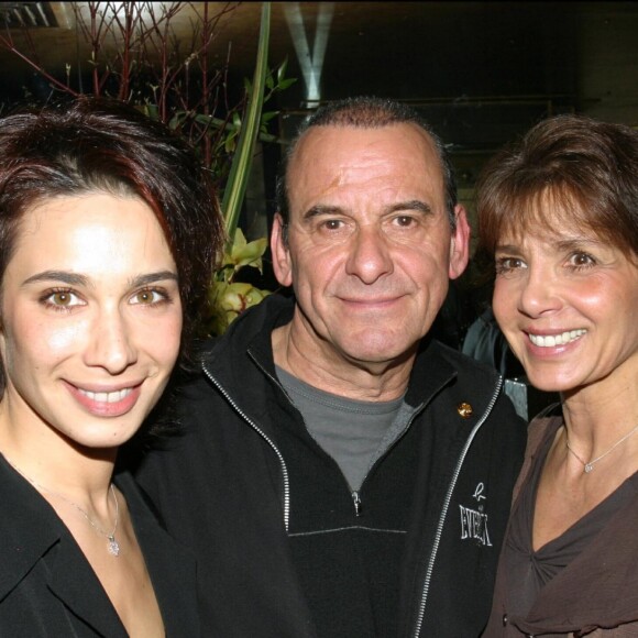 Michel et Stéphanie Fugain avec leur fille Marie réunis pour l'association Laurette Fugain à Paris, le 6 avril 2004.