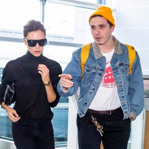 Victoria Beckham et son fils Brooklyn Beckham arrivent à l'aéroport de New York, le 13 octobre 2017.