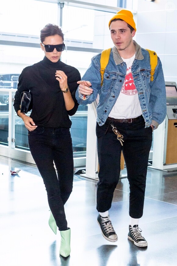 Victoria Beckham et son fils Brooklyn Beckham arrivent à l'aéroport de New York, le 13 octobre 2017.