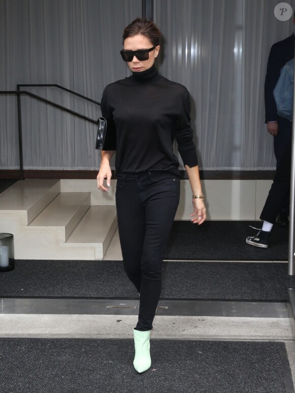 Victoria Beckham quitte son hôtel pour aller à l'aéroport de New York, le 13 octobre 2017.