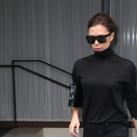 Victoria Beckham quitte son hôtel pour aller à l'aéroport de New York, le 13 octobre 2017.