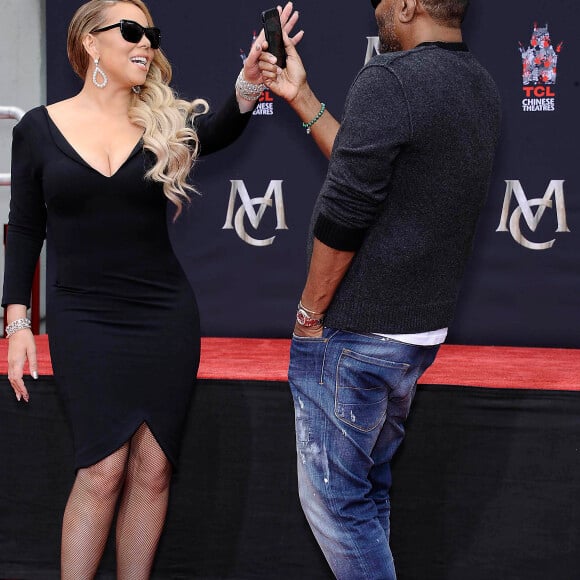 Mariah Carey, en compagnie de Lee Daniels, laisse ses empreintes dans le ciment lors d'une cérémonie au Chinese Theater à Hollywood. Los Angeles, le 1er novembre 2017.