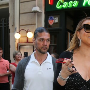 Mariah Carey et ses enfants Moroccan Scott et Monroe Cannon sont allés faire du shopping dans différents magasins. Tout d'abord, chez Alaia, puis chez Louboutin. Le soir elle est allée dîner au restaurant l'Avenue . Paris le 23 juin 2017