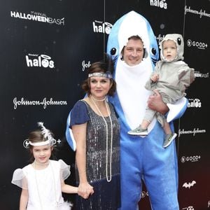 Tiffani Thiessen avec son mari Brady Smith et ses enfants Harper Smith et Holt Smith à la soirée Good+ Foundation's first annual Halloween à Hollywood, le 29 octobre 2016