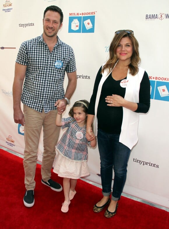 Tiffani Thiessen, enceinte, avec son mari Brady Smith et leur fille Harper à la 6ème soirée annuelle de " Milk+Bookies " à Los Angeles, le 19 avril 2015