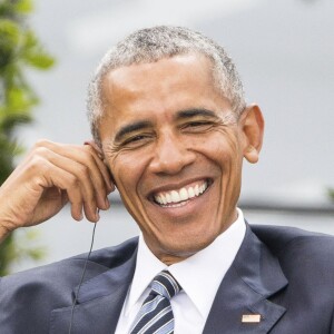 L'ex-président Barack Obama et la chancelière Angela Merkel se retrouvent à l’occasion d’un débat public à Berlin sur l’état du monde. Tantôt interrogés par des jeunes, allemands ou américains, tantôt par des responsables de l’Eglise protestante, qui organisait la rencontre, ils ont affiché devant 70 000 personnes leur bonne entente en discutant sur les thèmes de la foi en politique, la guerre, la crise migratoire, la santé, l’aide au développement ou encore les valeurs démocratiques. le 25 mai 2017