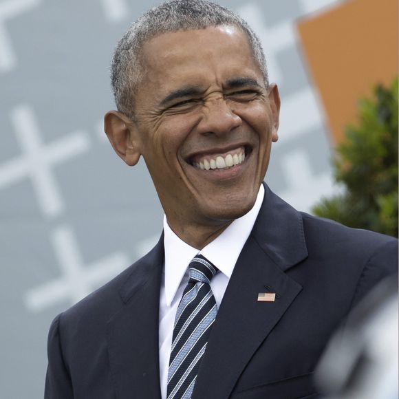 L'ex-président Barack Obama et la chancelière Angela Merkel se retrouvent à l’occasion d’un débat public à Berlin sur l’état du monde. Tantôt interrogés par des jeunes, allemands ou américains, tantôt par des responsables de l’Eglise protestante, qui organisait la rencontre, ils ont affiché devant 70 000 personnes leur bonne entente en discutant sur les thèmes de la foi en politique, la guerre, la crise migratoire, la santé, l’aide au développement ou encore les valeurs démocratiques. le 25 mai 2017