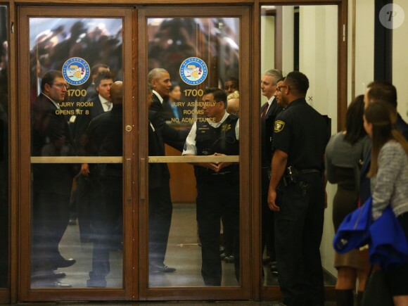 L'ancien président des Etats-Unis Barack Obama arrive Daley Center, tribunal situé à Chicago, le 8 novembre 2017, où il a été convoqué pour être un potentiel juré dans un procès. Il n'a finalement pas été retenu.