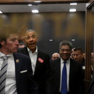 L'ancien président des Etats-Unis Barack Obama arrive Daley Center, tribunal situé à Chicago, le 8 novembre 2017, où il a été convoqué pour être un potentiel juré dans un procès. Il n'a finalement pas été retenu.