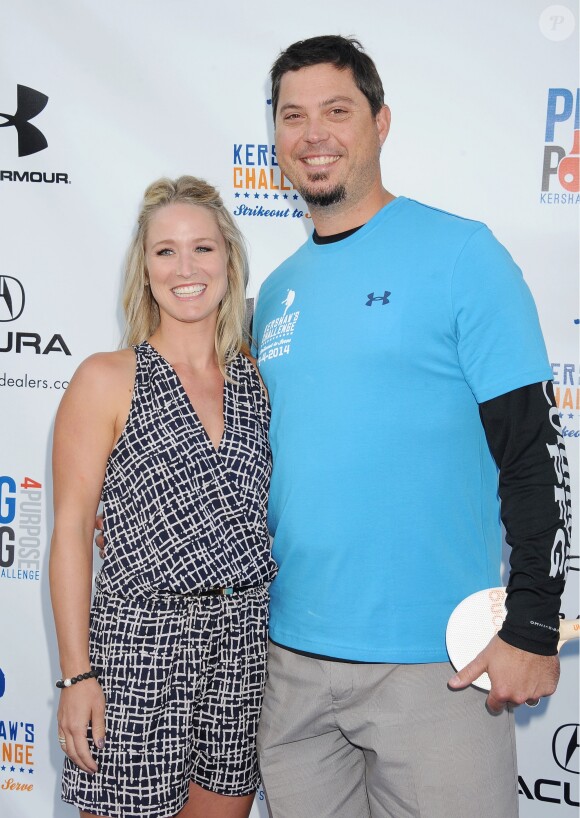 Josh Beckett et sa femme Holly lors d'un tournoi de ping-pong caritatif en septembre 2004 à Los Angeles, dans le stade des Dodgers où il évoluait alors peu avant sa retraite de la MLB.
