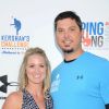 Josh Beckett et sa femme Holly lors d'un tournoi de ping-pong caritatif en septembre 2004 à Los Angeles, dans le stade des Dodgers où il évoluait alors peu avant sa retraite de la MLB.
