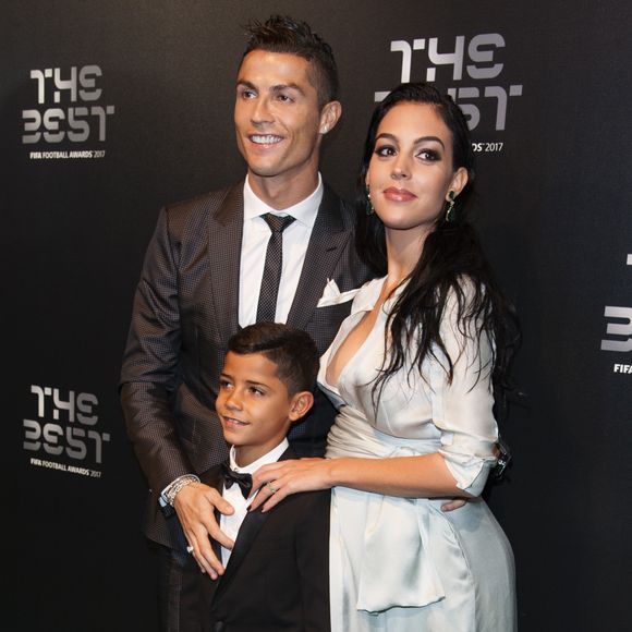 Cristiano Ronaldo, son fils Cristiano Jr et sa compagne Georgina Rodriguez, enceinte, lors des FIFA Football Awards 2017 au London Palladium à Londres, le 23 octobre 2017. © Pierre Perusseau/Bestimage