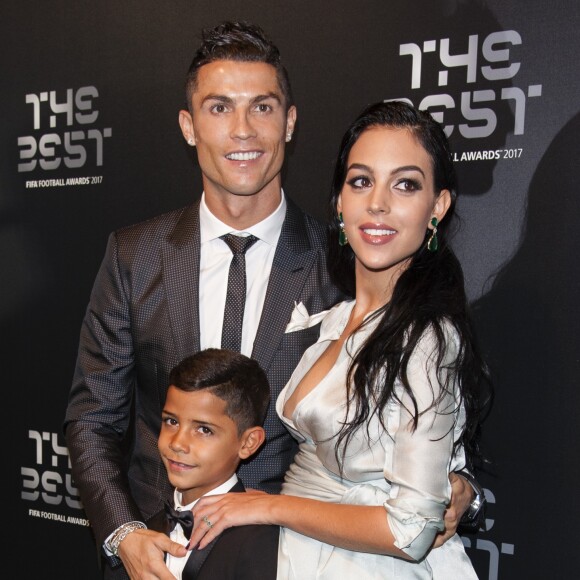 Cristiano Ronaldo, son fils Cristiano Jr et sa compagne Georgina Rodriguez, enceinte, lors des FIFA Football Awards 2017 au London Palladium à Londres, le 23 octobre 2017. © Pierre Perusseau/Bestimage