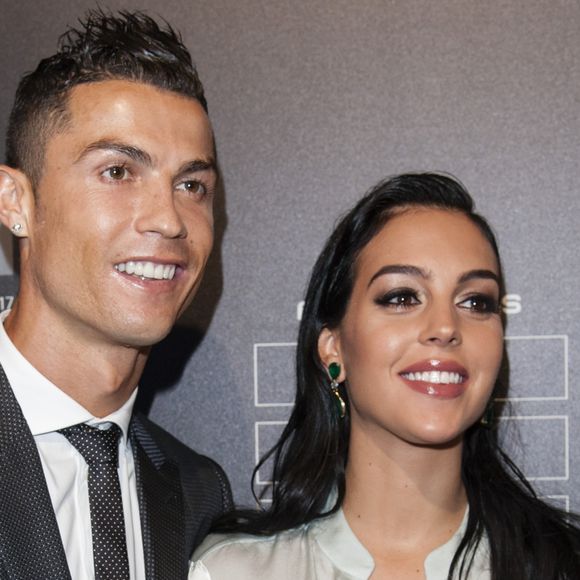 Cristiano Ronaldo, son fils Cristiano Jr et sa compagne Georgina Rodriguez, enceinte, lors des FIFA Football Awards 2017 au London Palladium à Londres, le 23 octobre 2017. © Pierre Perusseau/Bestimage