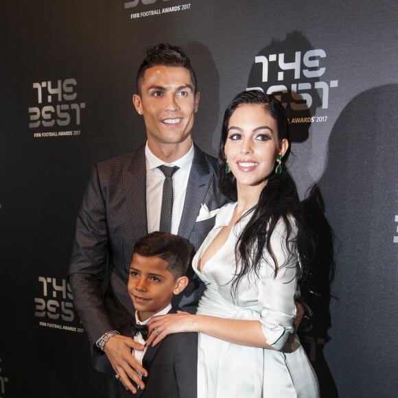 Cristiano Ronaldo, son fils Cristiano Jr et sa compagne Georgina Rodriguez, enceinte, lors des FIFA Football Awards 2017 au London Palladium à Londres, le 23 octobre 2017. © Pierre Perusseau/Bestimage