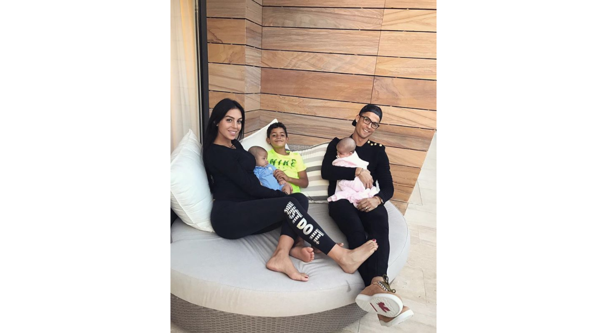 Photo : Cristiano Ronaldo et Georgina Rodriguez, enceinte, avec son fils  Cristiano Jr. et les jumeaux, photo Instagram octobre 2016. - Purepeople