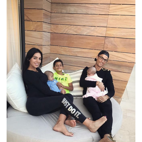 Cristiano Ronaldo et Georgina Rodriguez, enceinte, avec son fils Cristiano Jr. et les jumeaux, photo Instagram octobre 2016.