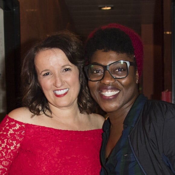 Exclusif - Anne Roumanoff et Claudia Tagbo - Backstage - Anne Roumanoff fête ses trente ans de carrière à l'Olympia lors d'une soirée exceptionnelle le samedi 4 novembre avec son spectacle " Aimons nous les uns les autres et plus encore ". Paris le 4 Novembre 2017 © Pierre Perusseau / Bestimage