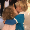 Le prince Jacques et la princesse Gabriella de Monaco se font un câlin chez le coiffeur après s'être fait couper les cheveux. Leur maman la princesse Charlene a dévoilé le résultat, leur "première coupe", sur Instagram le 13 novembre 2017.