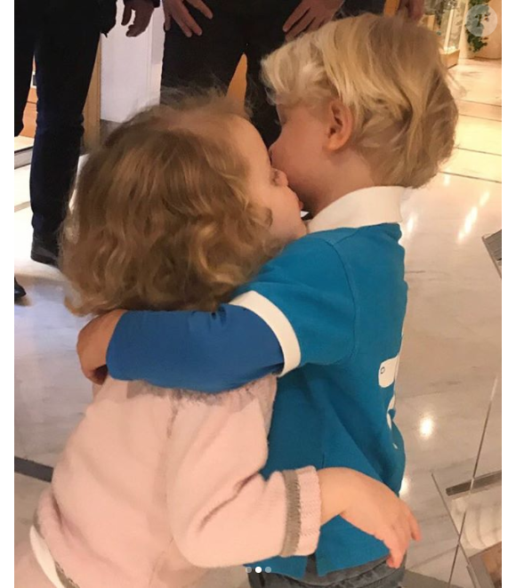 Le prince Jacques et la princesse Gabriella de Monaco se font un câlin chez le coiffeur après s'être fait couper les cheveux. Leur maman la princesse Charlene a dévoilé le résultat, leur "première coupe", sur Instagram le 13 novembre 2017.