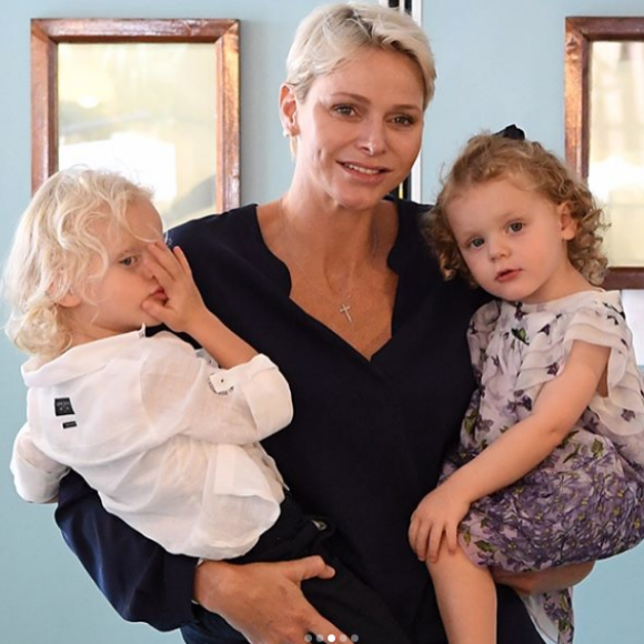 La princesse Charlene de Monaco avec ses jumeaux le prince Jacques et la princesse Gabriella en août 2017 lors d'une visite à la Fondation Hector Otto, à Monaco. © Eric Mathon / Palais princier de Monaco